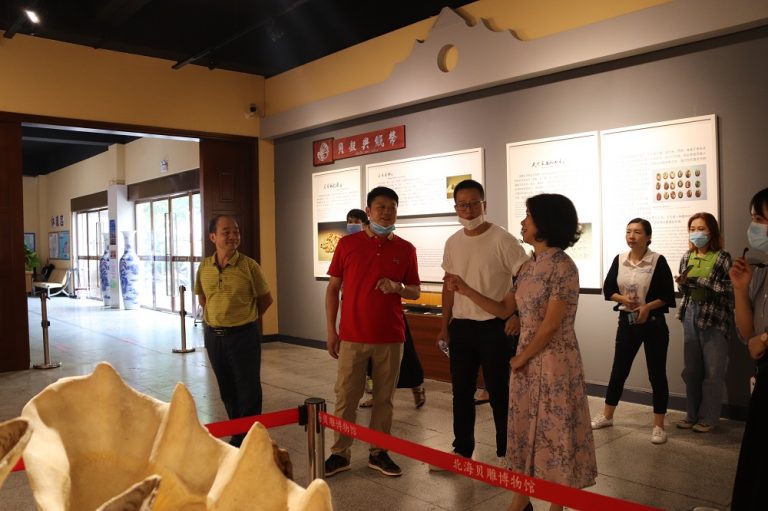 市人大常委會副主任、總工會主席柳金紅，工會黨組書記，副主席梁壯一行到北海市恒興珠寶有限責任公司調(diào)研