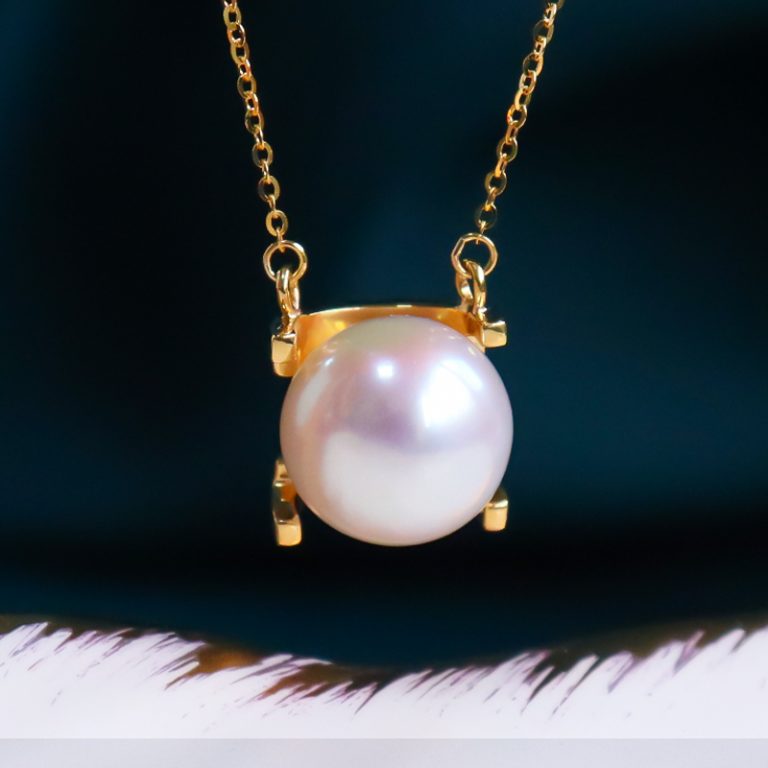 恒興珠寶進(jìn)口日本海水Akoya珍珠項(xiàng)鏈18K金牛頭吊墜鎖骨鏈正圓強(qiáng)光