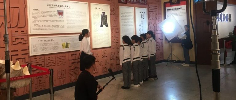 《童眼看非遺》微視頻在北海貝雕博物館拍攝